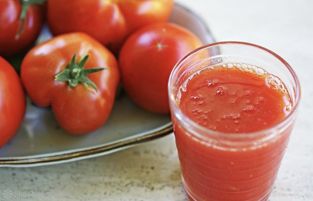 Nước ép cà chua giúp ngăn chặn sự hủy hoại collagen